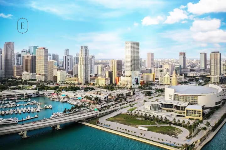Three Bedroom High-rise | Restaurant. Pool + Perks - Miami, FL