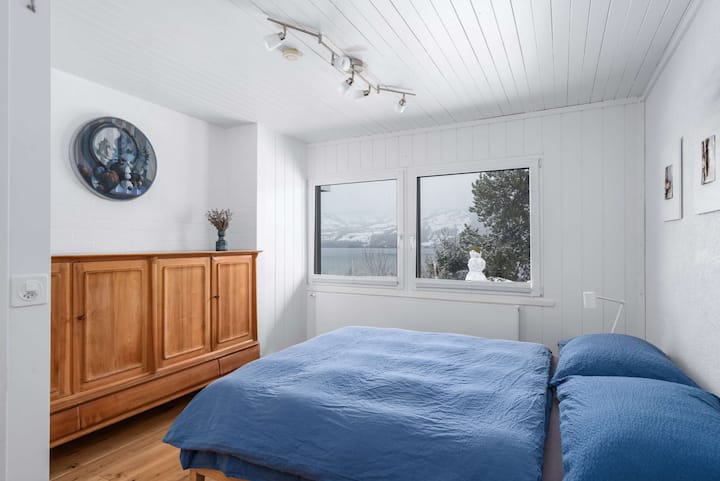 Gemütliches Schlafzimmer mit Stauraum