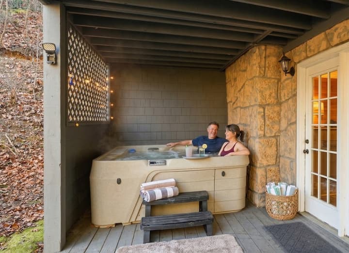 Spacious Cabin | Fireplace, Grill, Hot Tub - Townsend, TN