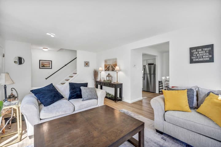 Modern Falls Retreat: Newly Renovated 3br Gem - 보스턴