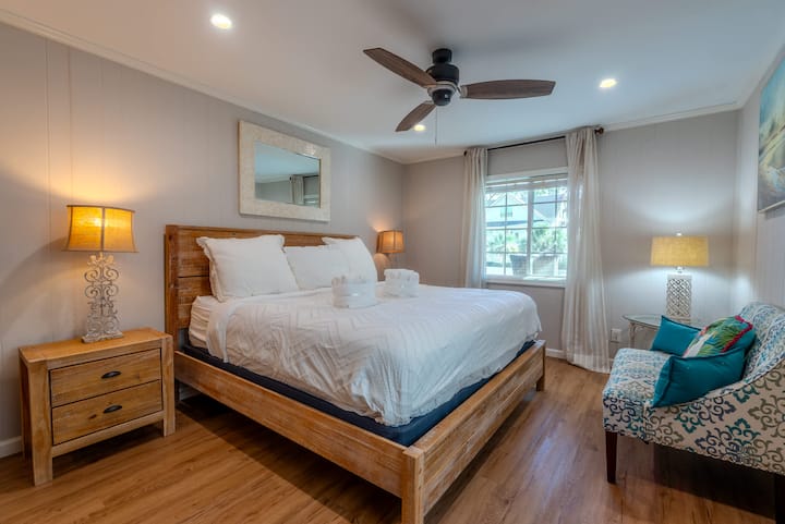 Dormitorio principal con cama tamaño king. Cómodo y espacioso para una noche de descanso.