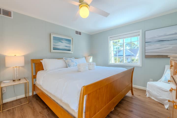 Dormitorio 4 con una cómoda cama tamaño queen. Ideal para una noche de sueño tranquilo.