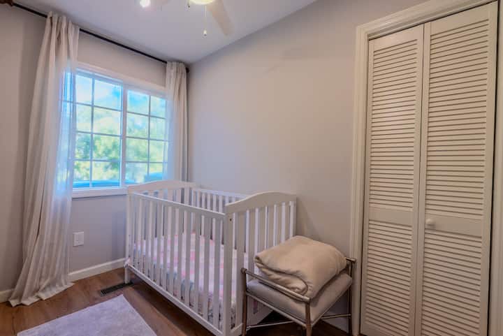 Dormitorio para niños pequeños con mucho espacio de almacenamiento. Espacio cómodo para tu hijo.
