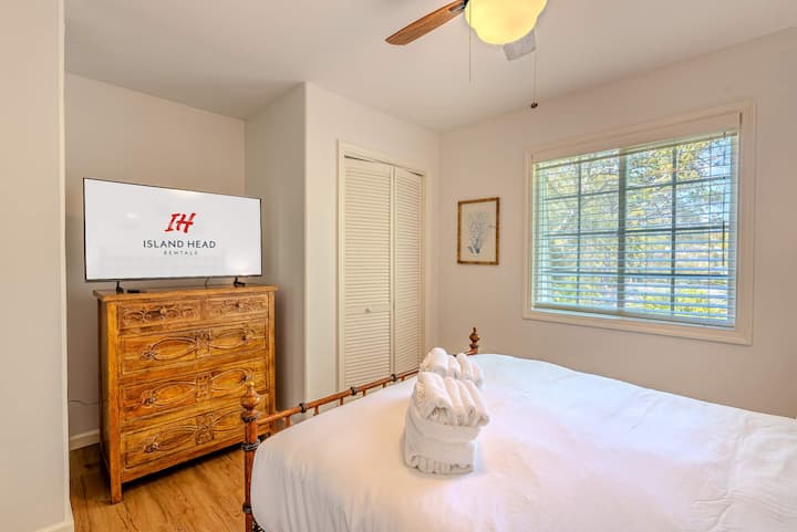 Cómodo dormitorio 3 con cama tamaño queen. Espacio luminoso y relajante.