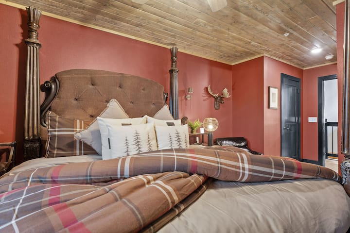 Dormitorio tres en el piso superior: cama tamaño king, TV con capacidad de transmisión, baño privado