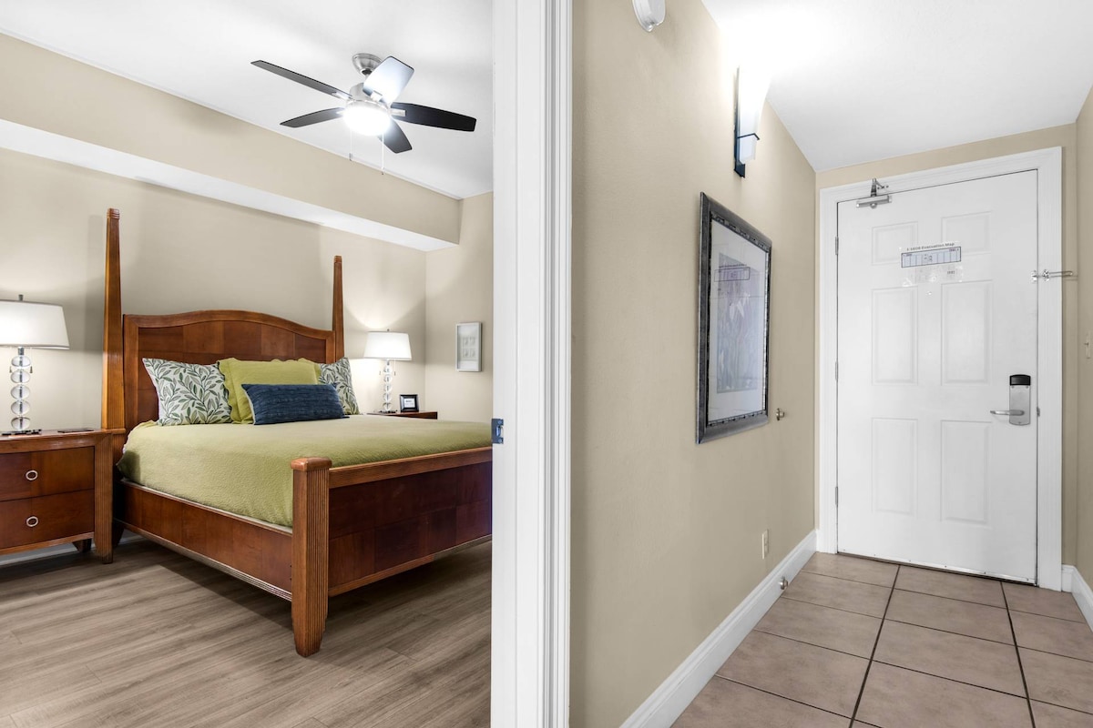 Првата гостинска спална соба има брачен кревет (широк 150-179 см) и тавански вентилатор за оние кои мора да имаат вентилатор за спиење!