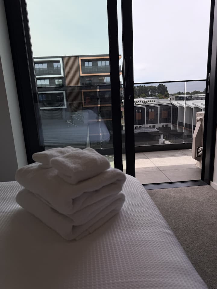 Világos és kényelmes fő hálószoba, amelyben egy hangulatos ágy vár minőségi ágyneművel, lágy világítással és bőséges tárolóhellyel – tökéletes hely a pihenésre és kikapcsolódásra egy hosszú nap után.