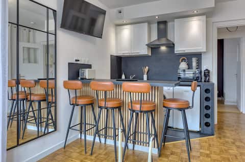 Top performing Airbnb: Alexandre F2 cozy with parking a stone's throw from the in Saint Sever / Île Lacroix / Orléans