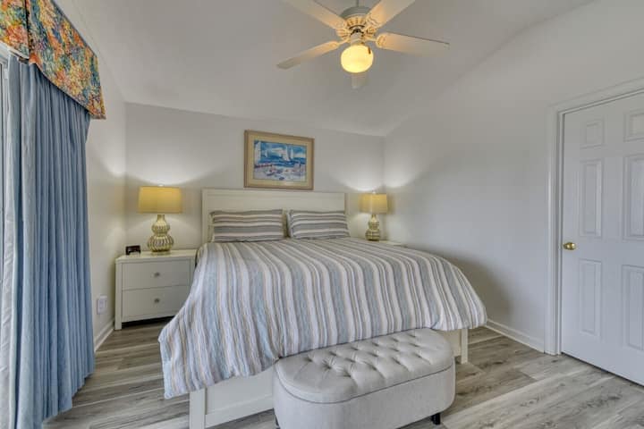Segundo dormitorio con cama king y muebles elegantes