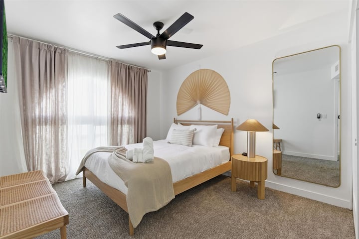 تحتوي غرفة النوم الثانية على سرير بحجم كوين وتلفزيون ذكي وخزانة ملابس.