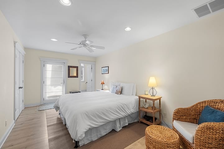 在安静舒适的2号卧室享受不间断的休息。