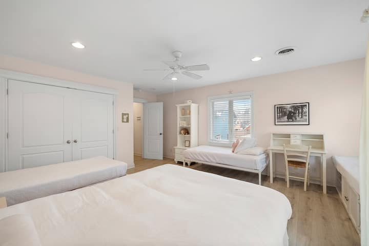 在房间里休息和充电，一起放松身心。