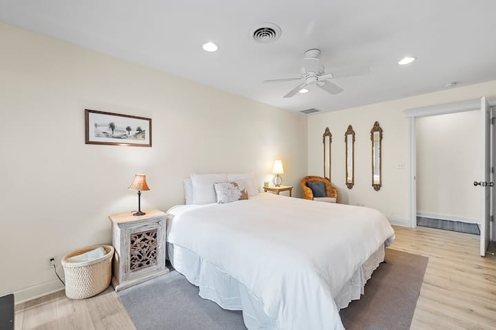 2号卧室位于楼上，配有一张加大双人床。