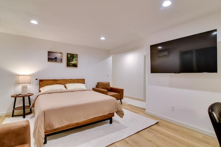 Walk To St Vincent Hospital: Chic Portland Apt - Beaverton, OR
