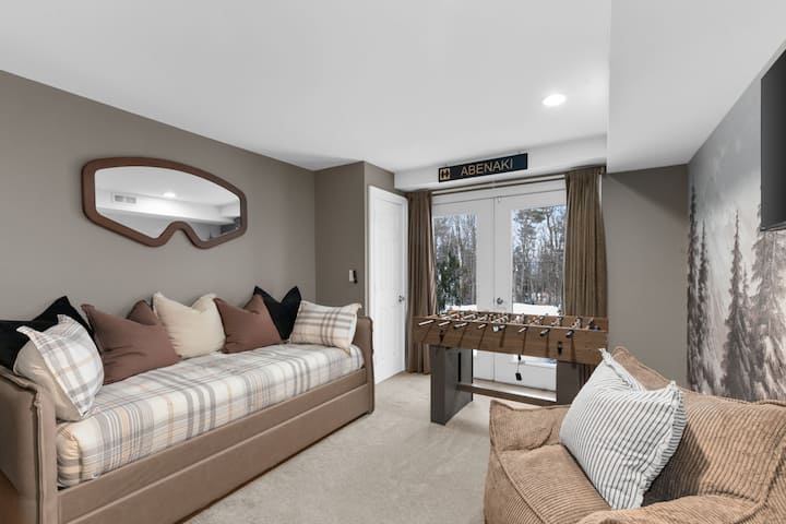 Con una cama doble y una cama nido, esta habitación cumple una doble función como dormitorio y sala de juegos.