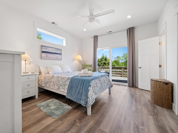 Sunčana spavaća soba s izlazom na terasu i pogledom na zelenilo