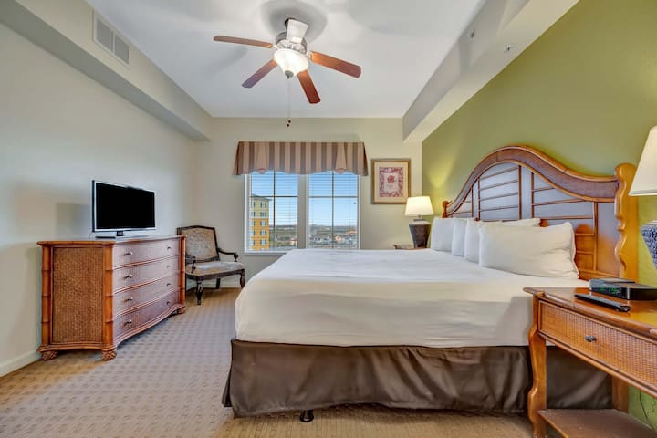 编织床头板和木质色调营造出温馨、宁静的空间。