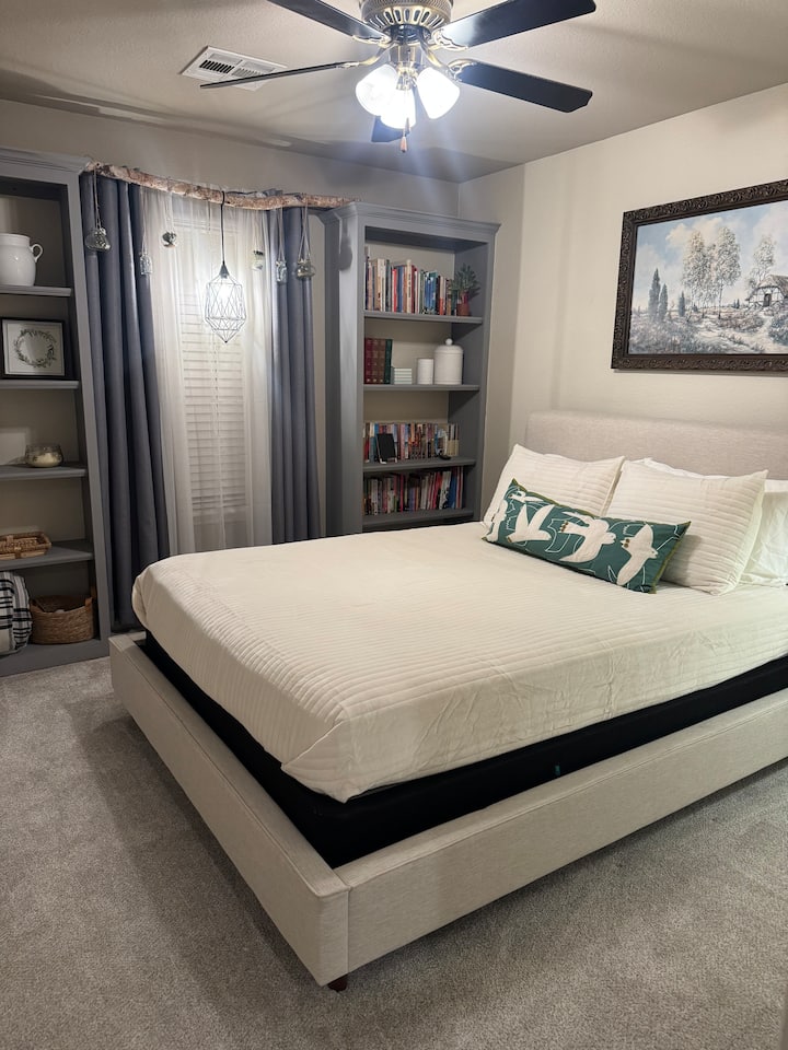 Habitación Queen con muebles empotrados, TV
