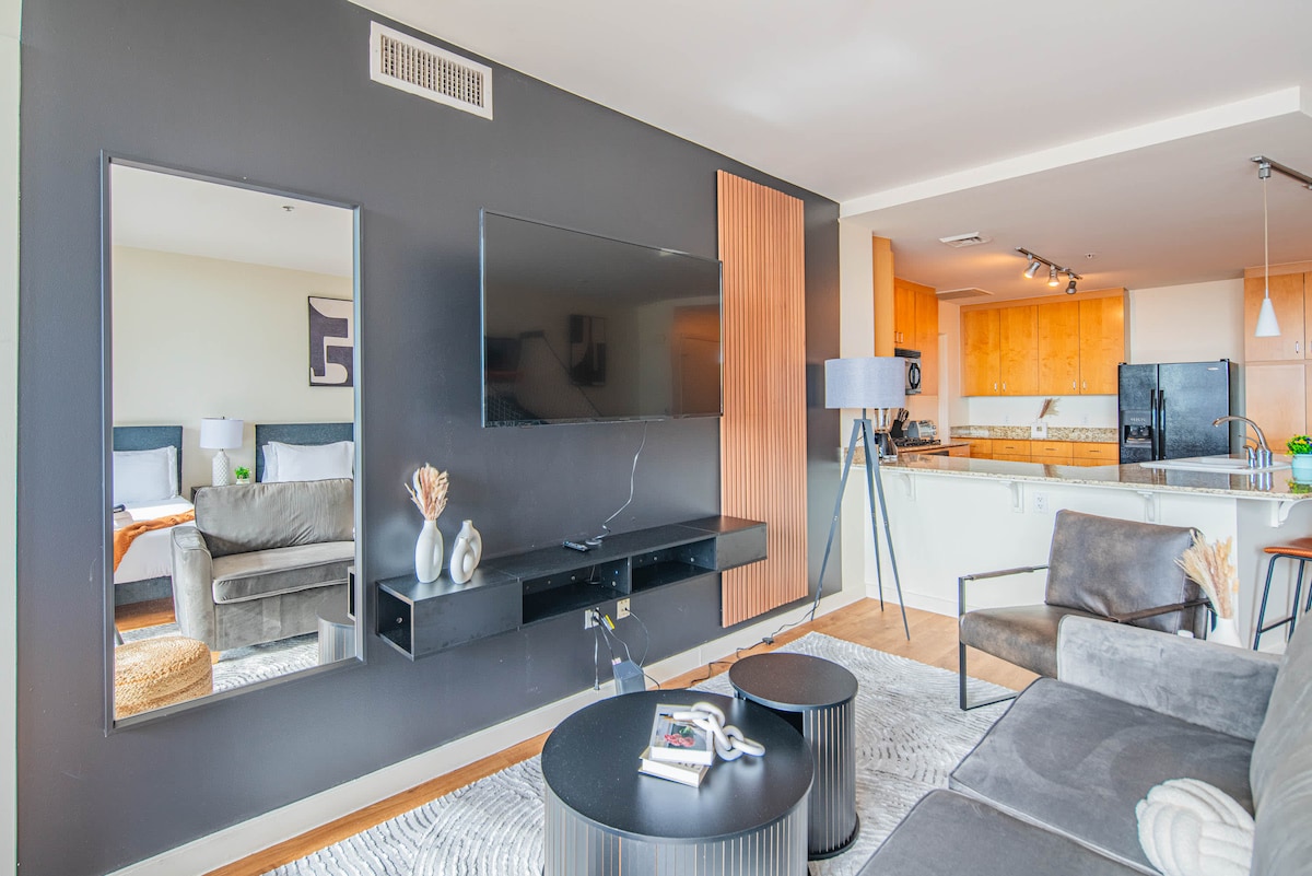 Sleek Downtown PHX High-Rise City Views & Top Am - Apartments for Rent ...