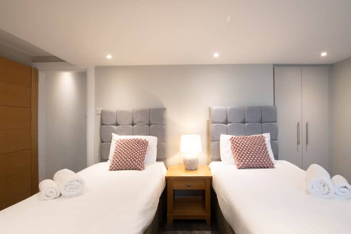 Спална соба со два одделни кревета