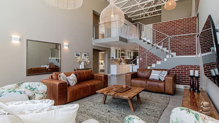 Skuinsklip | Elegant Coastal Retreat |  Sea View - Kleinmond