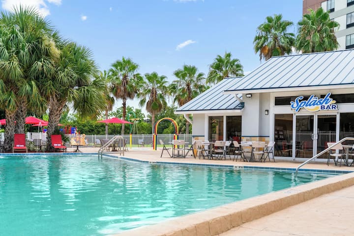 3 Kid-friendly Rooms - Splash Area + Breakfast - Orlando, FL