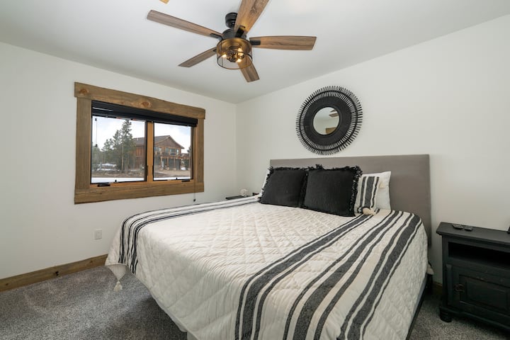 这间舒适的卧室配有质朴的木质装饰、毛绒条纹床单，窗外可欣赏周围的景观，让您安然入睡。