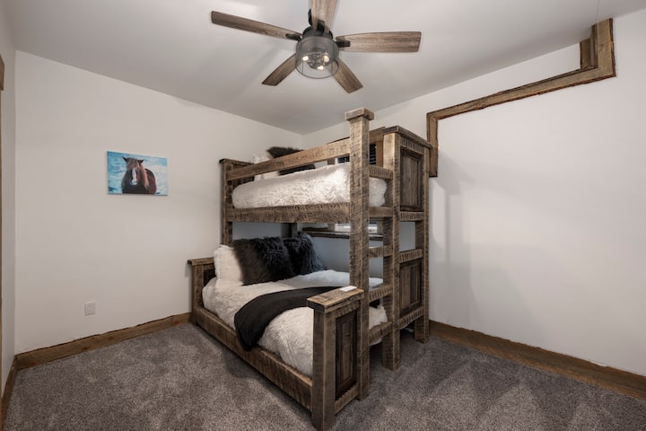 您的孩子一定会喜欢这间乡村风格的双层床房，配有手工制作的木床和舒适的山间小屋氛围。