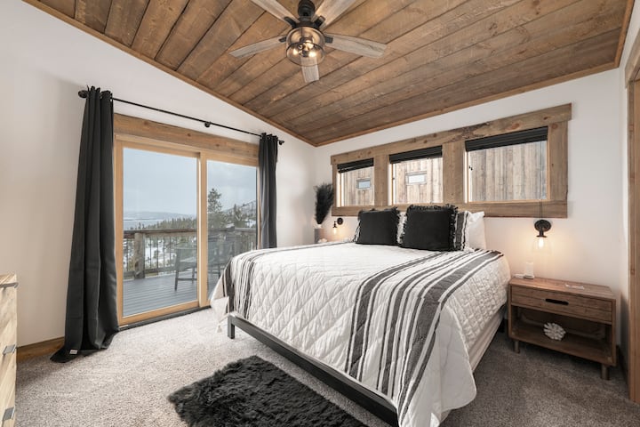 在舒适的度假胜地，您可以在质朴的木梁下漂流，柔软的床单和山景为宁静的夜晚创造了完美的庇护所。