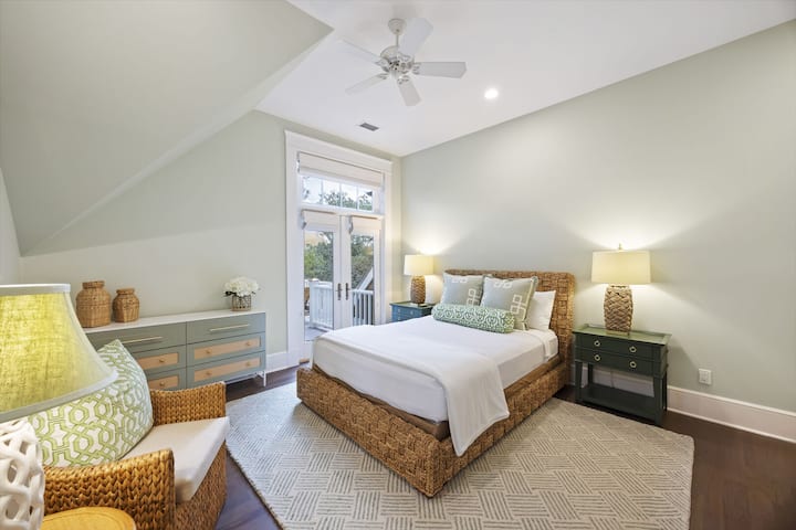 Dormitor 5 - Pat matrimonial - Acces la verandă - Baie comună