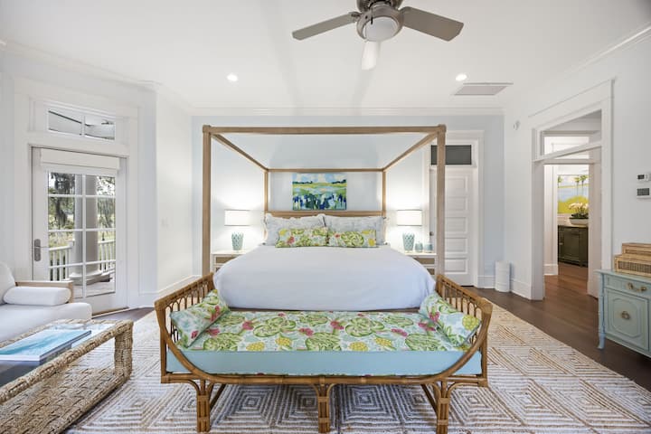 Dormitorul 1 - Suită principală - Pat matrimonial - TV - Baie privată - Acces la verandă - Primul etaj