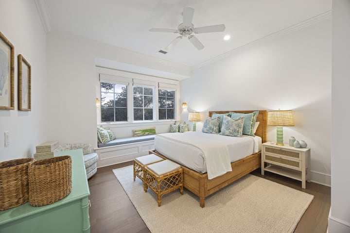 Dormitorul 4 - Pat matrimonial „Queen” - Baie comună - Etajul al doilea