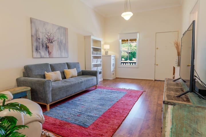 Tompson Cottage | Near Cbd, Character & Comfort - Wagga Wagga
