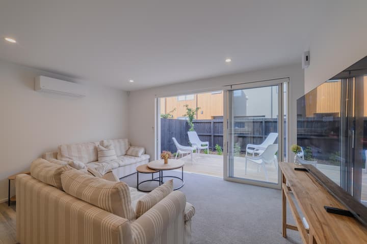 Modern Two Storey Stay With Private Patio - Christchurch