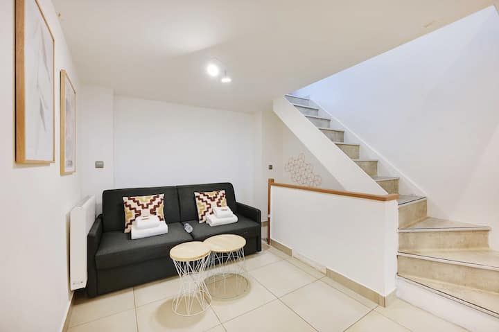 Sebule yenye starehe yenye kitanda cha sofa, inayofaa kwa ajili ya kupumzika baada ya siku ya kutembea na kufurahia muda wa kupumzika.