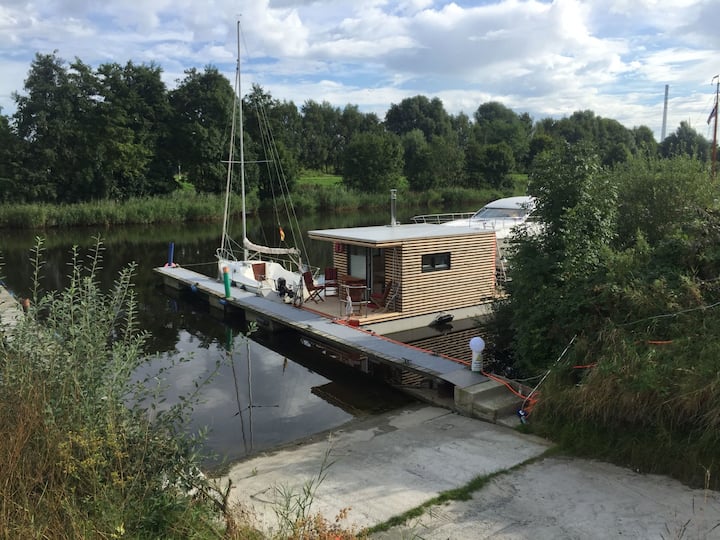 Hausboot Für Zwei Personen Mit Kamin Und Terrasse - Wilhelmshaven