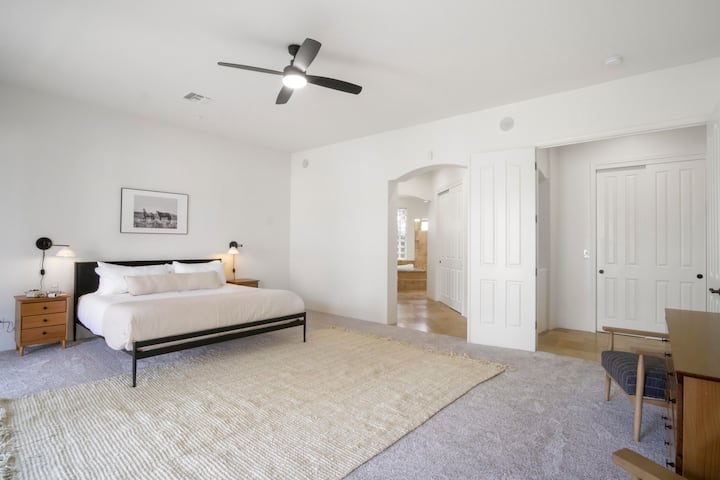 Primaire slaapkamer is voorzien van een kingsize bed.