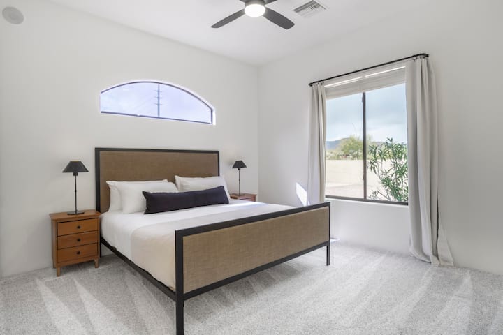 Slaapkamer 2 beschikt over een kingsize bed.