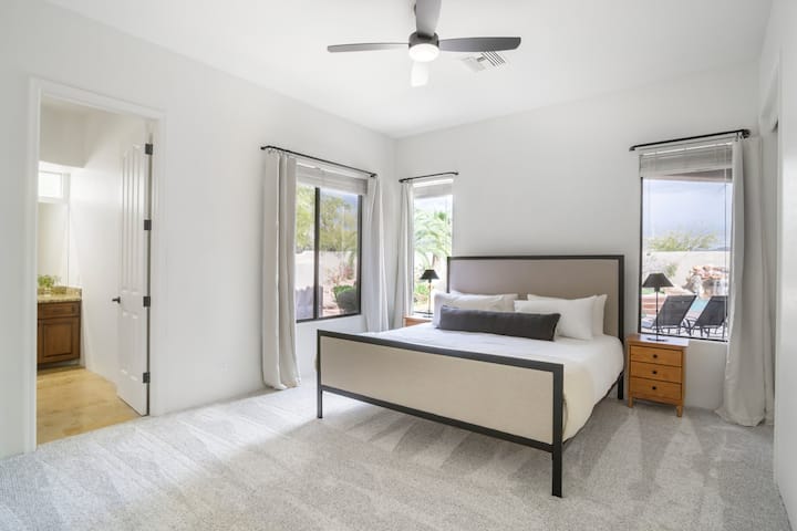 Slaapkamer 3 beschikt over een kingsize bed.