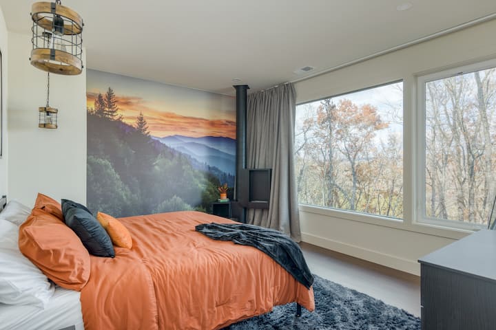 בחדר השינה הראשי יש מיטת קינג סייז, טלוויזיה וחדר רחצה צמוד.