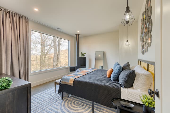 בחדר השינה 4 יש מיטת קינג סייז, טלוויזיה וחדר רחצה צמוד.