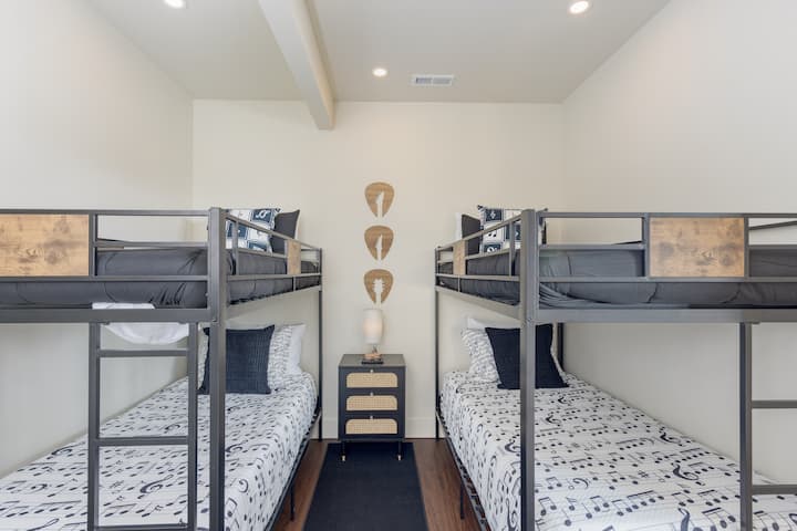 חדר שינה 5 כולל שתי מיטות קומתיים זוגיות.