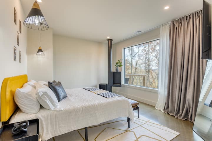 חדר שינה 3 כולל מיטת קינג סייז, טלוויזיה וחדר רחצה צמוד.