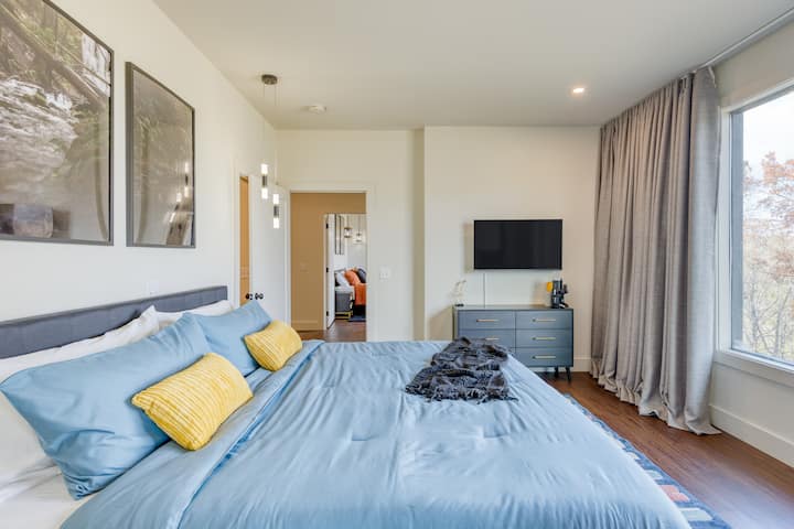 חדר שינה 2 כולל מיטת קינג סייז, טלוויזיה וחדר רחצה צמוד.