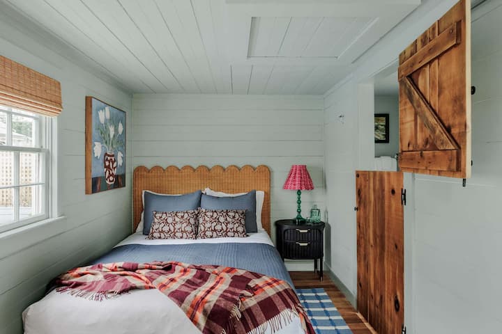 Chumba cha Kulala cha Pili | Kitanda cha Queen | Ghorofa ya Kwanza | Chumba cha Nje cha Wageni chenye Mlango wa Kujitegemea | Bafu la Chumbani