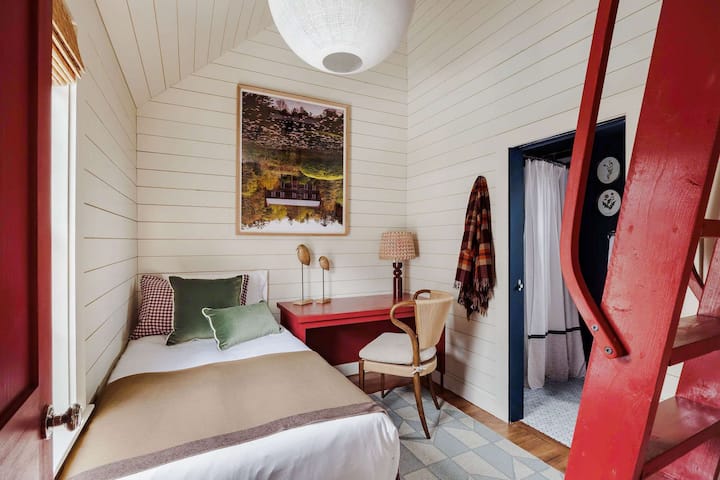 Chumba cha Kulala cha Kwanza | Kitanda cha Mapacha Kilichojengwa pamoja na Ghorofa na Kitanda cha Malkia | Ghorofa ya Kwanza | Bafu la Chumba