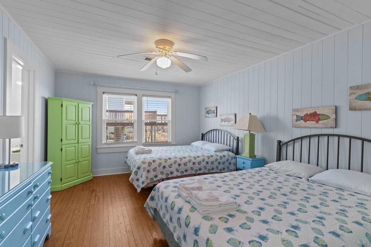 Bovenste verdieping: 2 queensize bedden met eigen badkamer