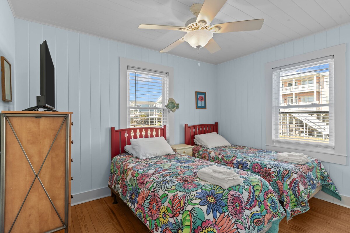 Bovenste verdieping: 2 eenpersoonsbedden met Jack & Jill volledig bad