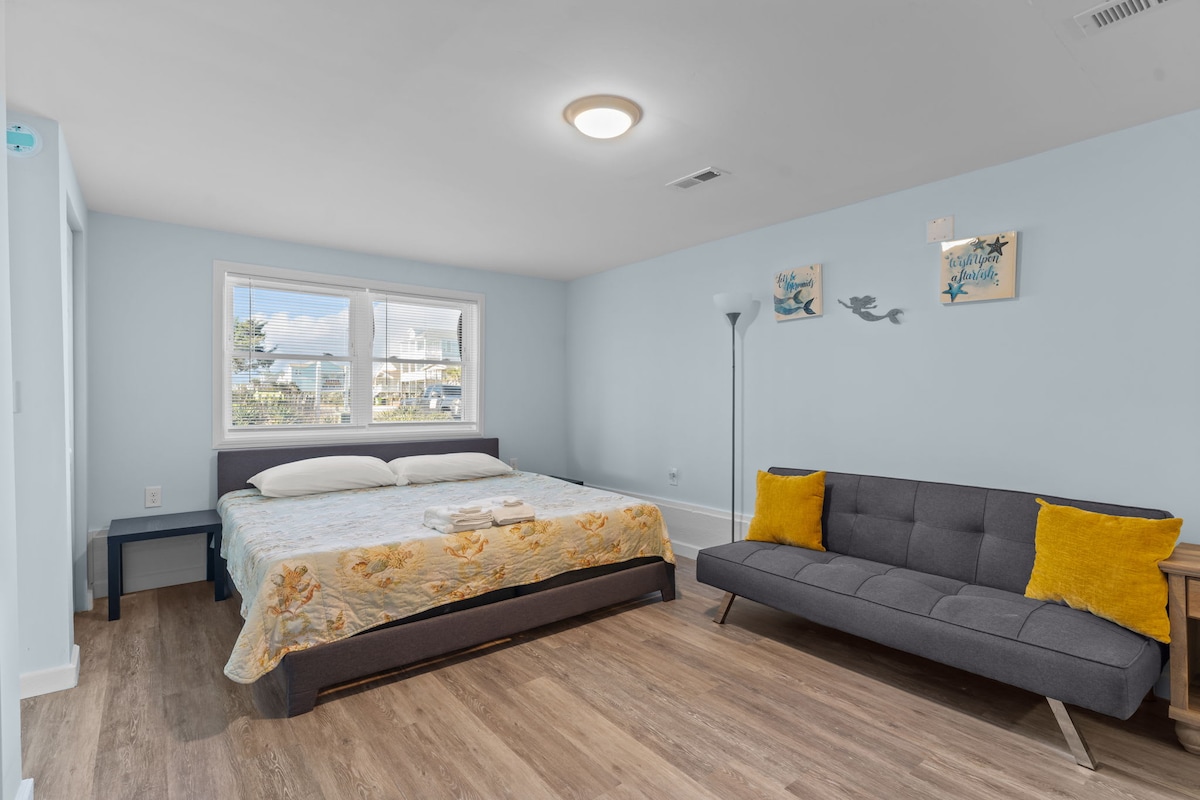 Begane grond: kingsize bed met eigen badkamer