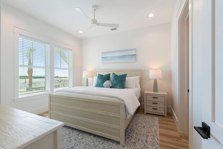 First floor king bedroom